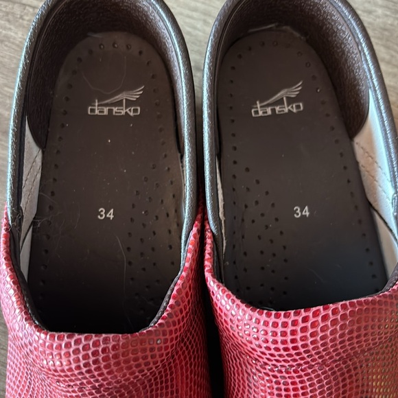 Dansko red snakeskin style clogs size 34 - Picture 3 of 6
